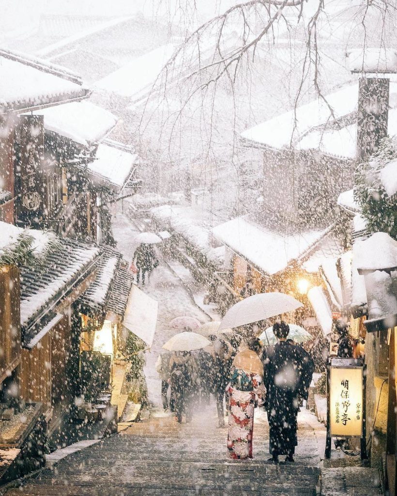 @Visit Japan: in the snowing town
#snow #walk #kimono #kyotosightseeing
Photo by @mantaroq.  V…