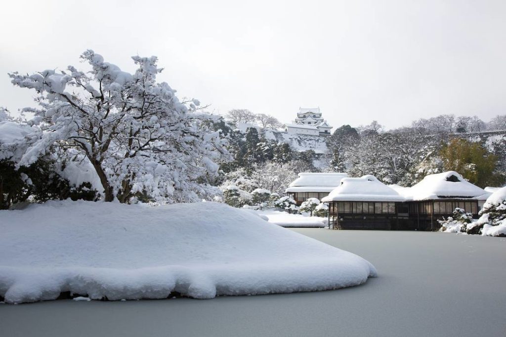 @Visit Japan: The beautiful Genkyuen Garden, surrounding Hikone Castle in the middle of winter…