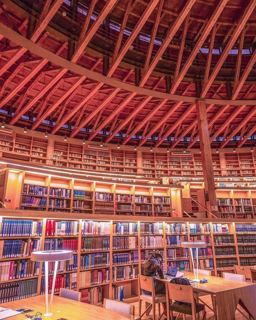 @Visit Japan: Nakajima Library
Location: Akita International University, Akita
Photo by @_taka…
