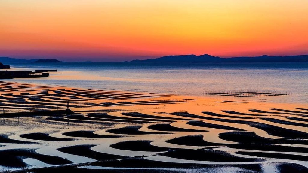 @Visit Japan: At #OkoshikiBeach, you’ll see the sun go down beyond #ShimabaraPeninsula. Stay o…