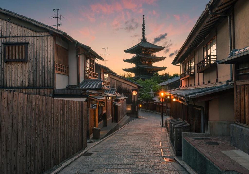 @Japan Travel: Hey guys, Les Taylor (@lestaylorphoto) here today with a photo from historic Kyo…