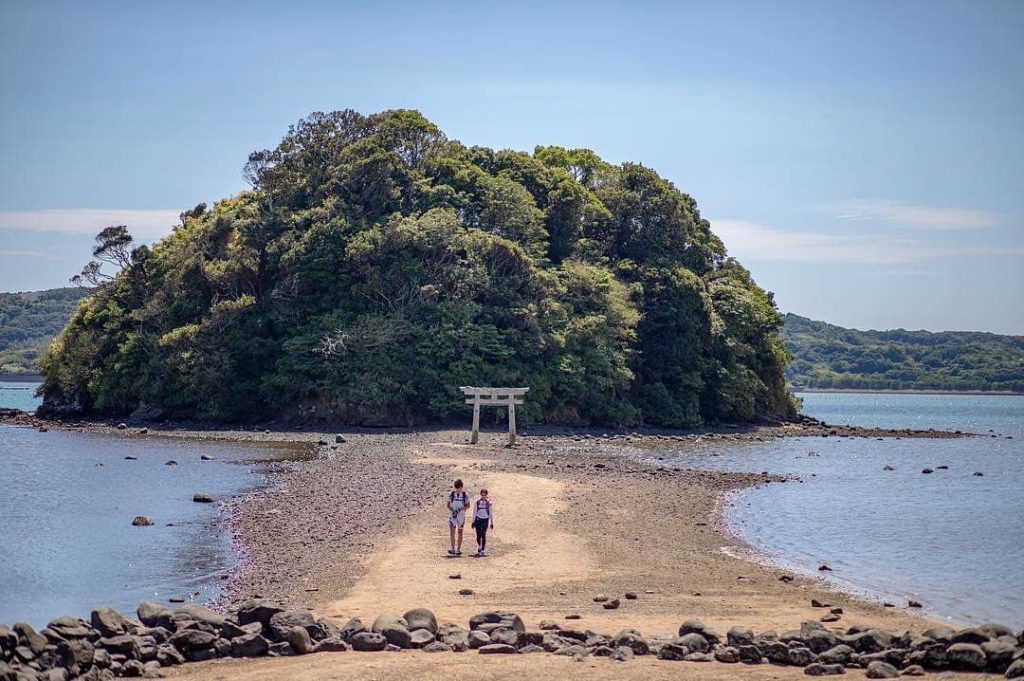 @Visit Japan: Like Mont Saint-Michel, the path to Kojima-jinja Shrine appears only at low tide…