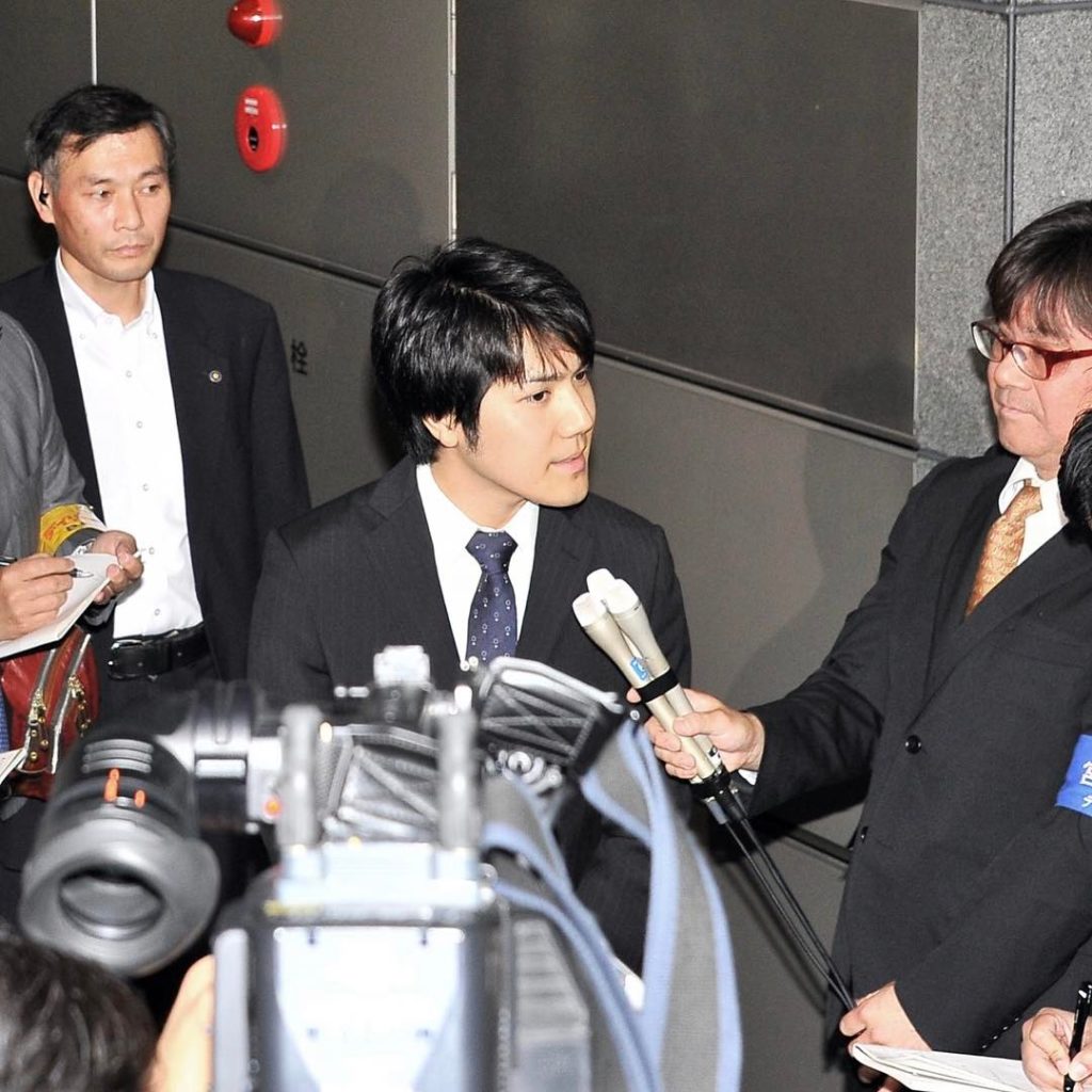 @The Japan Times: Kei Komuro, Princess Mako’s fiance-to-be, speaks to reporters on Wednesday in To…
