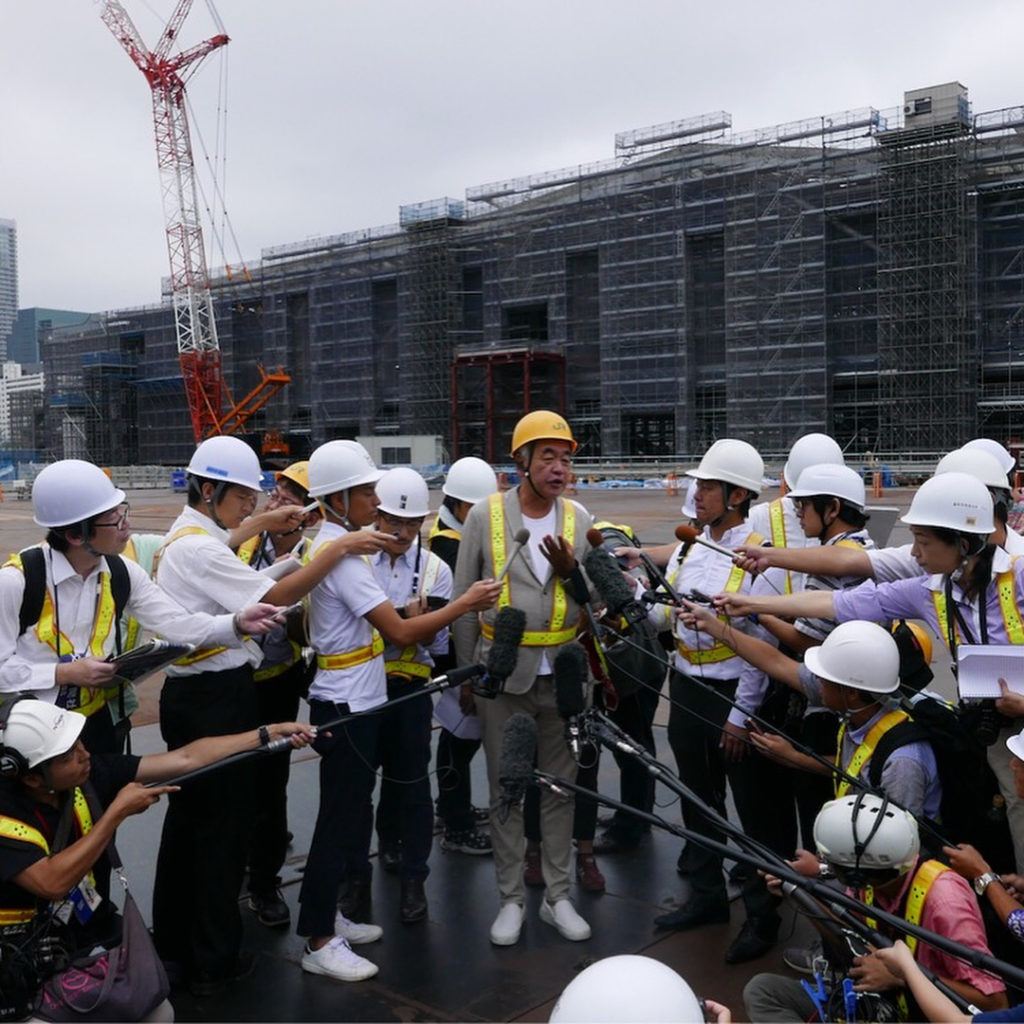 @The Japan Times: Architect Kengo Kuma speaks to reporters Wednesday in front of a new station bei…