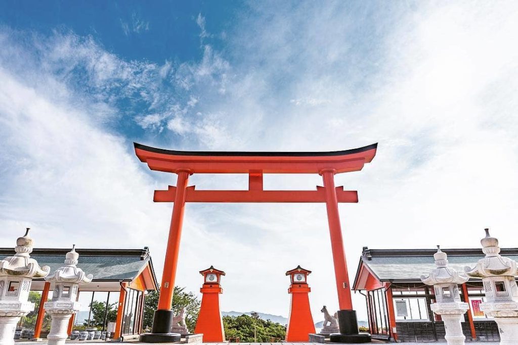 @Visit Japan: #FukutokuInari Jinja is a strikingly beautiful vermillion shrine. Come to walk t…