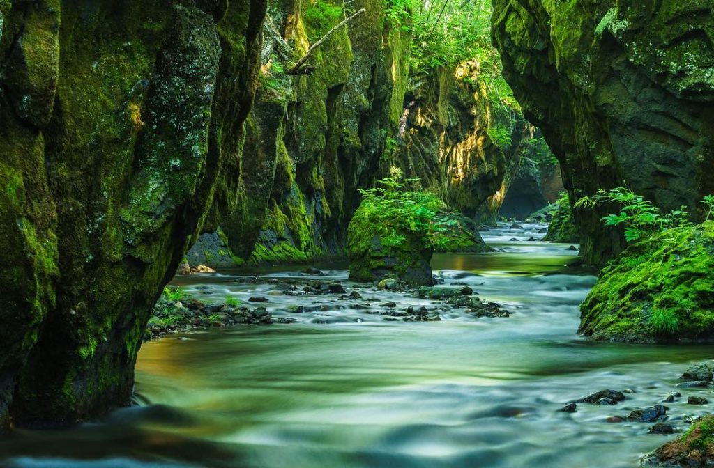 @Japan Airline: 【JAL×東京カメラ部フォトコンテスト 受賞作品】
旅部門で入選されたKyonkyon Jin(Kyon.J)さんの作品です。「光が岩の下まで降りてくる、そして…