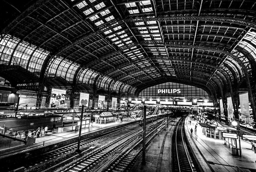 @w.vv.vv: Hamburg HBF at night.
Canon Sigma 10mm
#Hamburg #Germany #trainstation
#blacka…