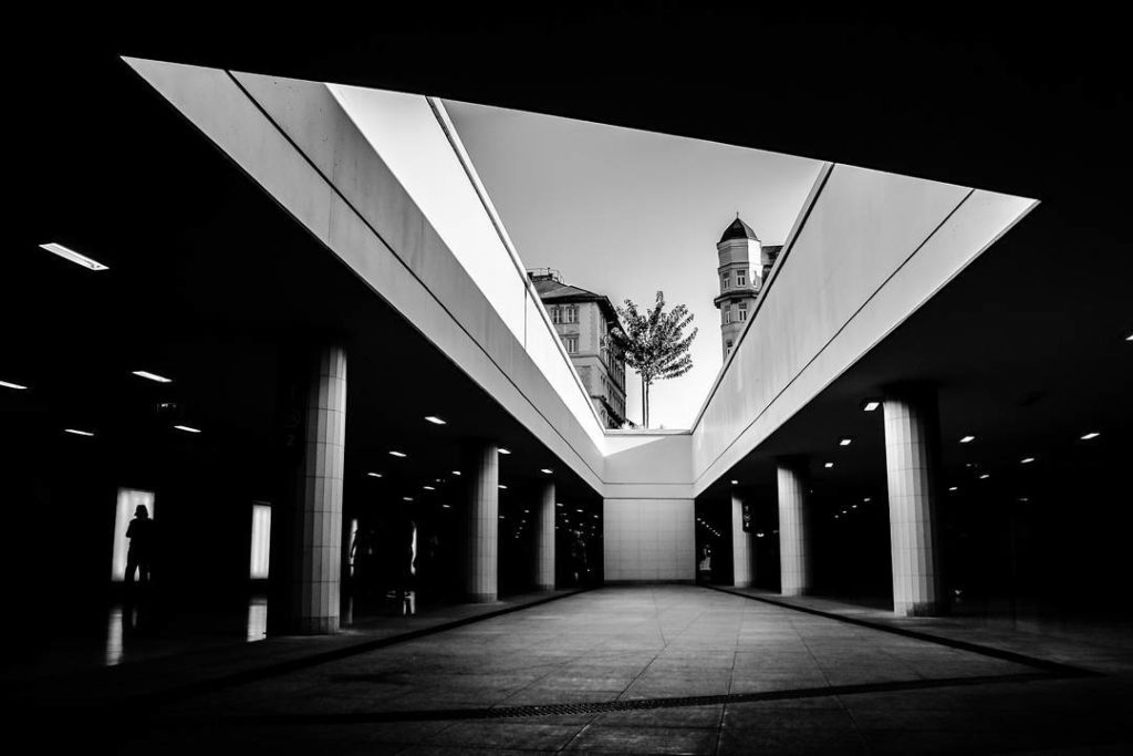 @w.vv.vv: Took in Budapest subway station, I love Hungary.
#building #urbanart #buildings…