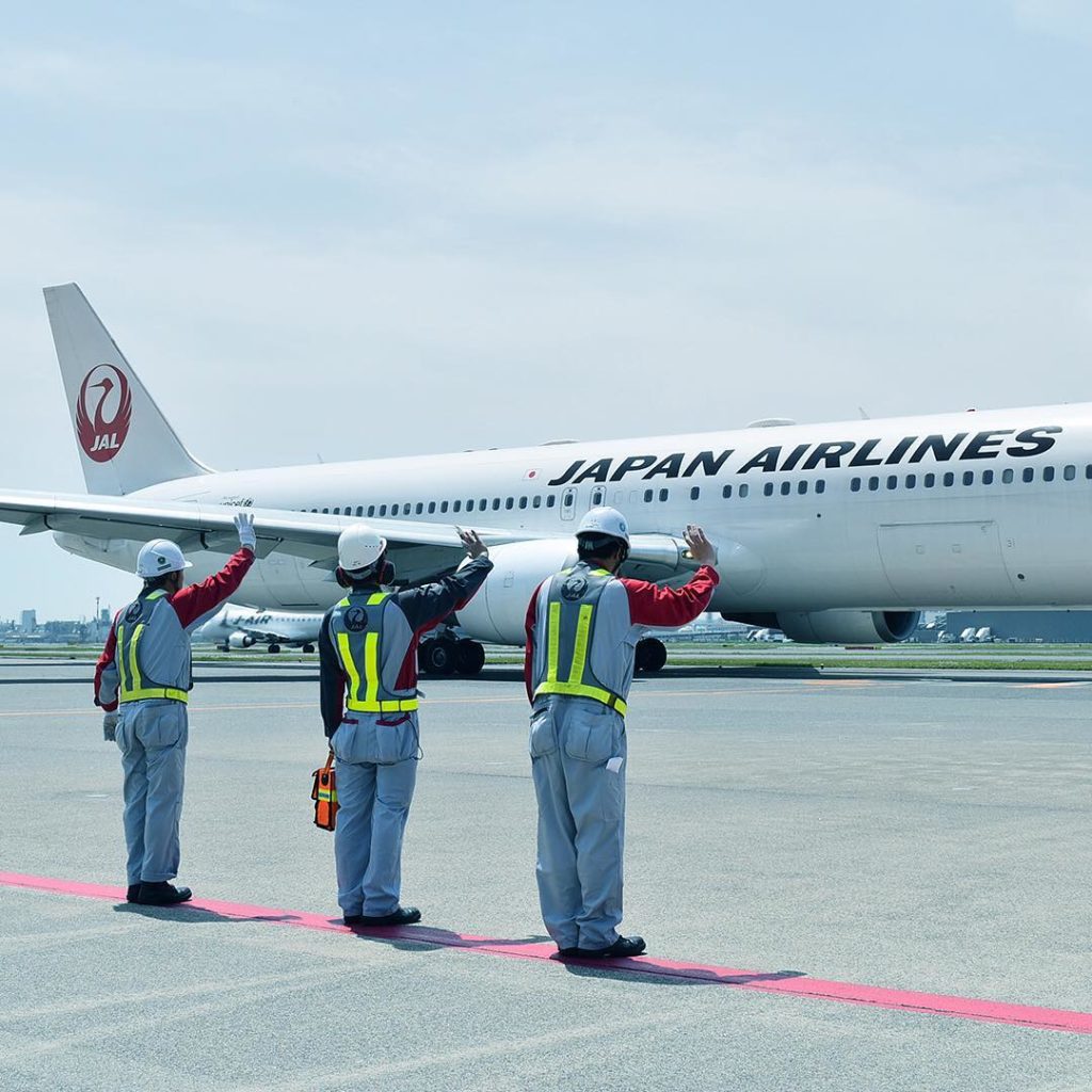 @Japan Airline:
JAL’s spirit of hospitality isn’t limited to inside the aircraft. Peek out the …