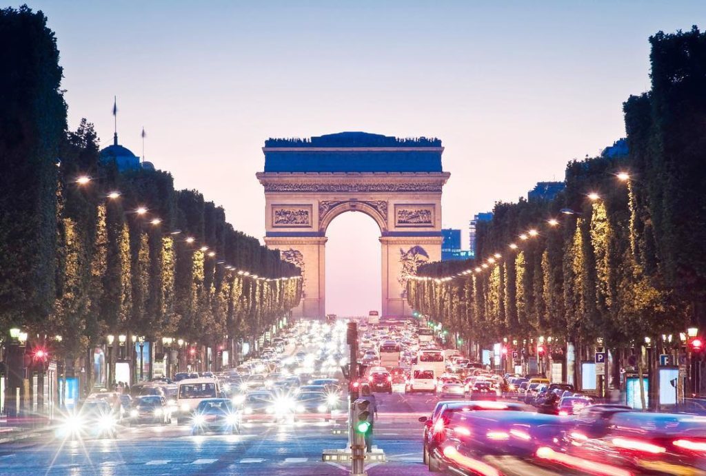 @Japan Airline: .
Lighting the way to the Arc de Triomphe. Is there a more picturesque avenue in…