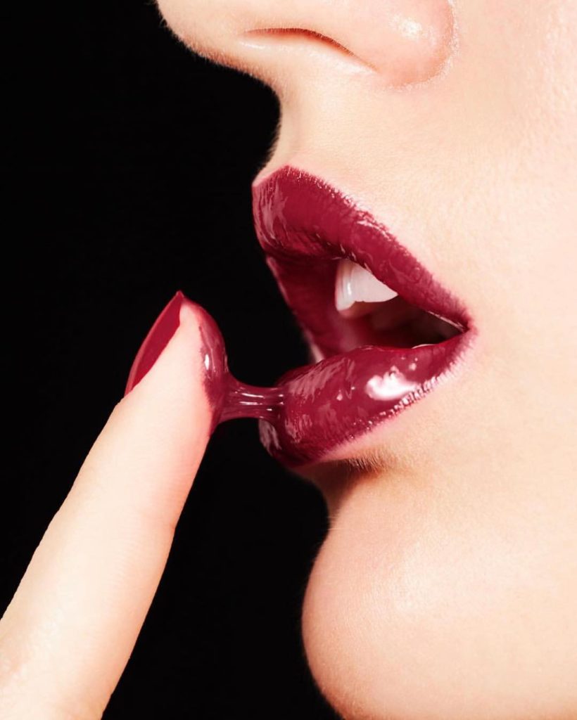 @SHISEIDO: The intensity of liquid lipstick meets the glassy finish of a gloss in LacquerIn…