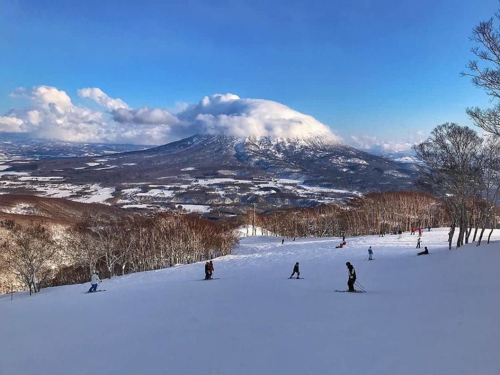 @Visit Japan: Enjoy the thrill of downhill #skiing on the world’s finest powder snow! After ha…