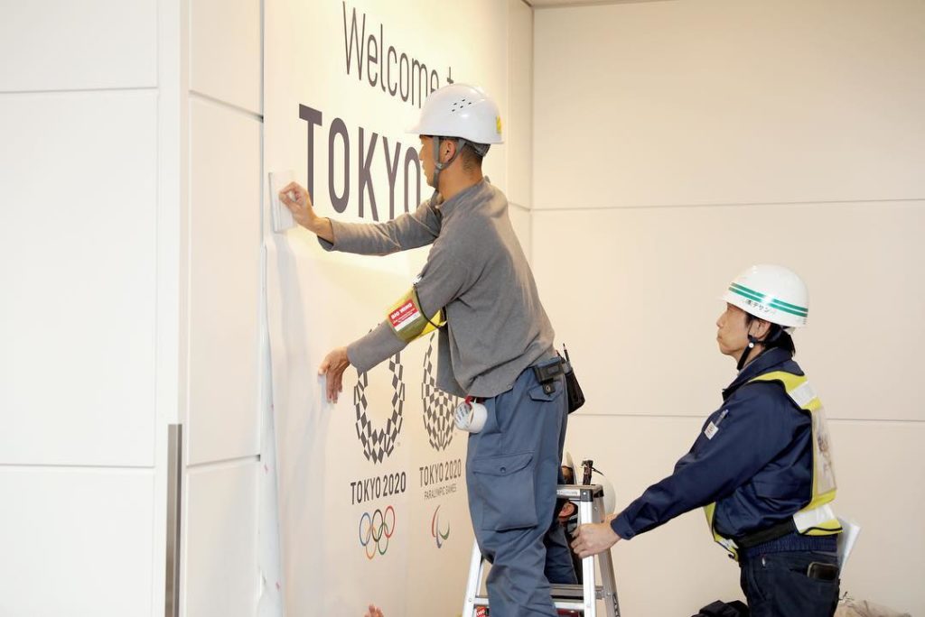 @Tokyo 2020 Olympics: Can you guess what they are putting up?
.
Signboards featuring the #Tokyo2020 ma…