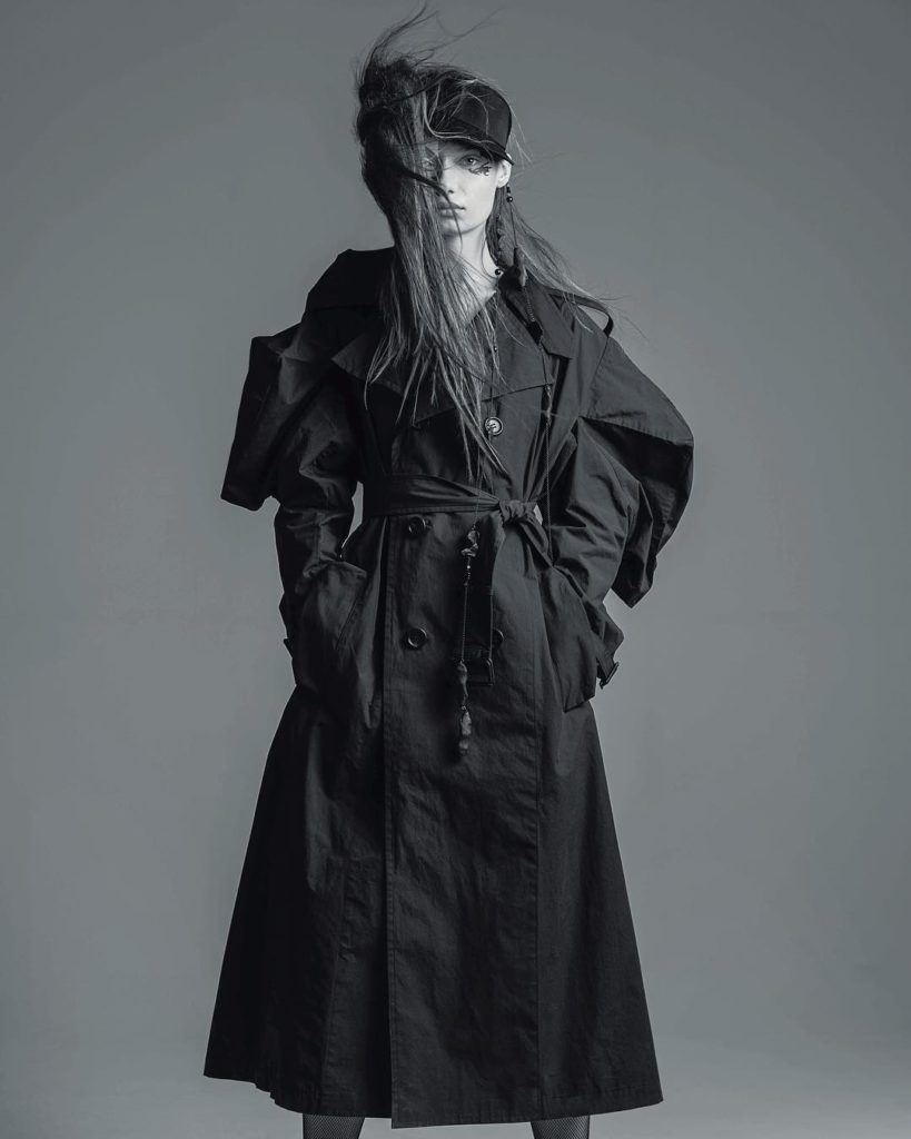 @Yohji Yamamoto: Yohji Yamamoto AW18 collection Art book
Photographed by @lesliekeesuper
Design …