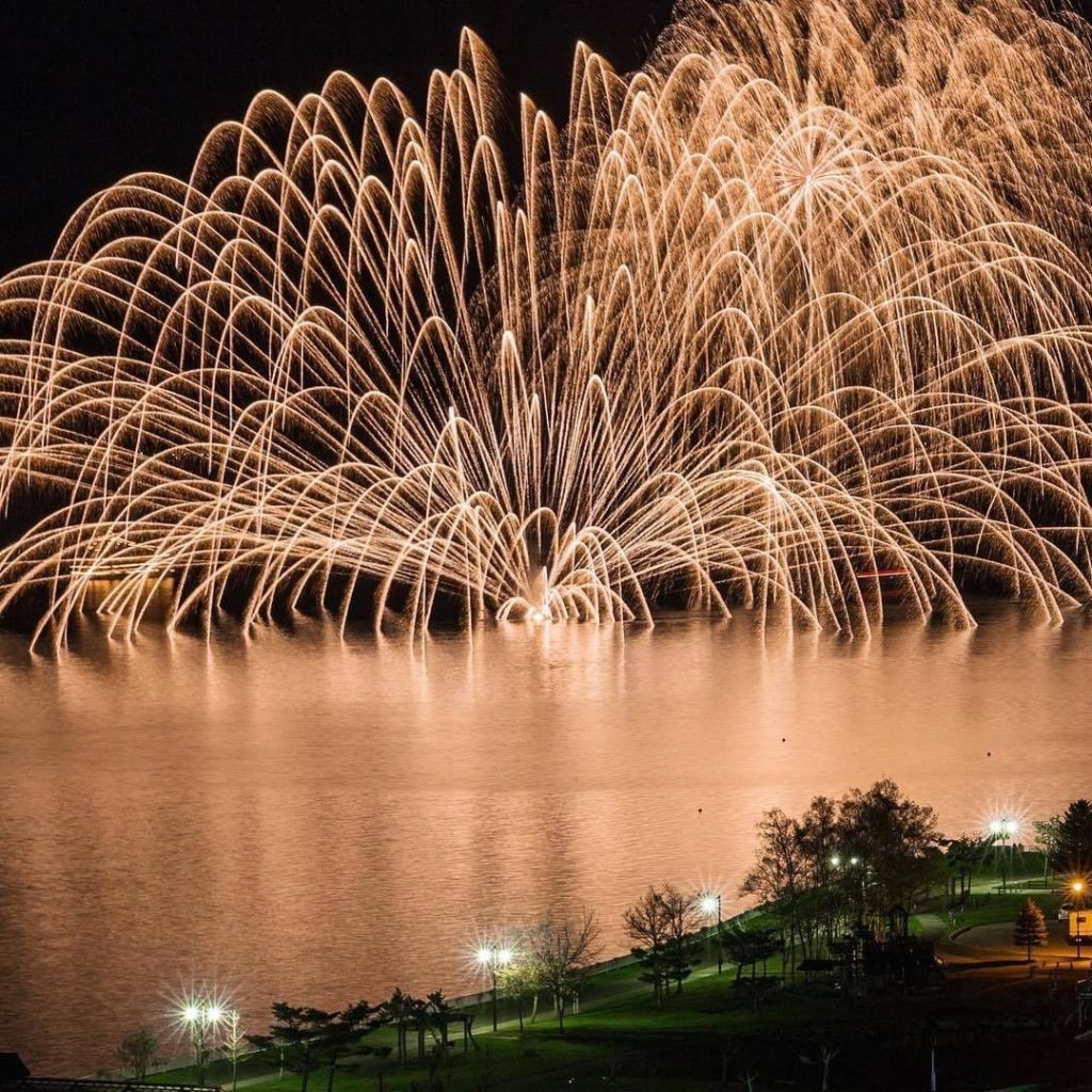 Visit Japan: In a festive mood? Then the Lake Toya Long-Run Fireworks are for you!⠀
From Marc… In a festive mood? Then the Lake Toya Long-Run Fireworks are for you!⠀
From Marc...