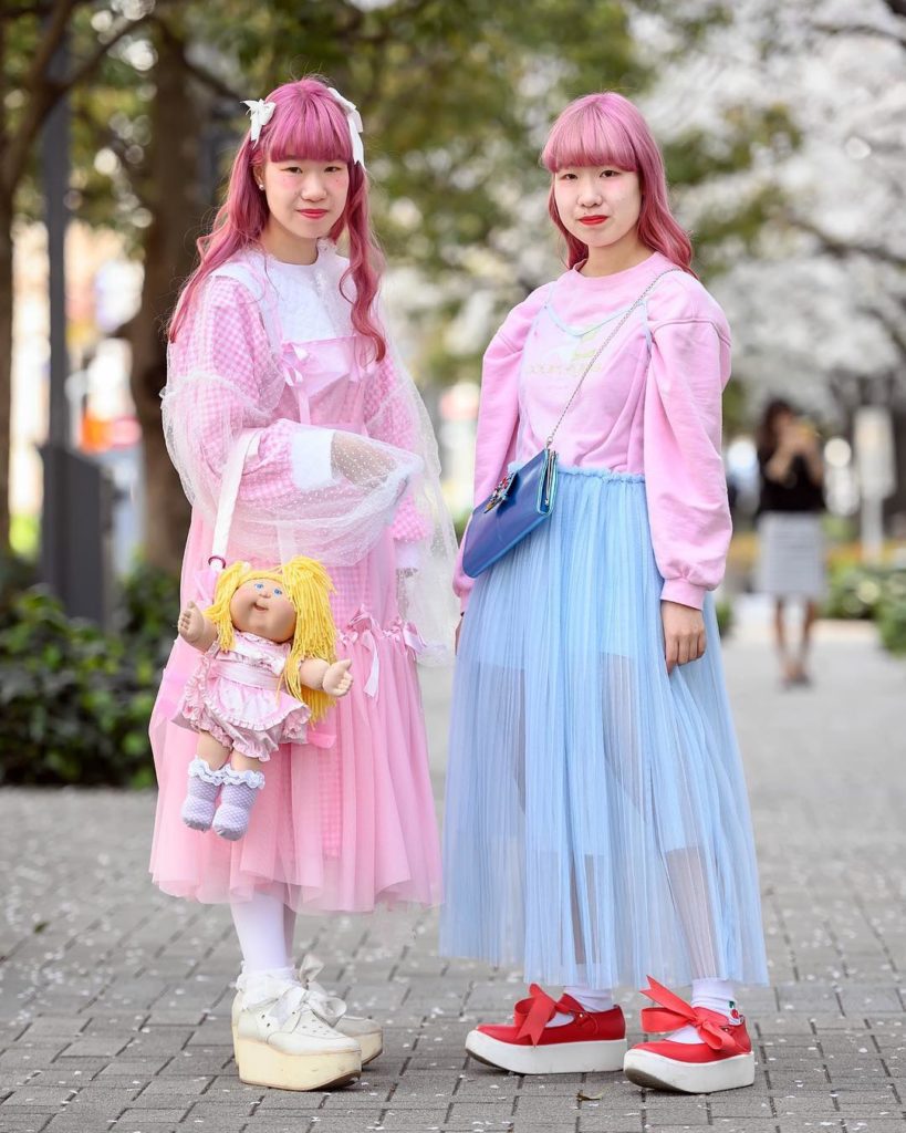 18-year-old Japanese twins Suzune (@oyasumi0220) and Ayane (@ayane_ide) on the s...