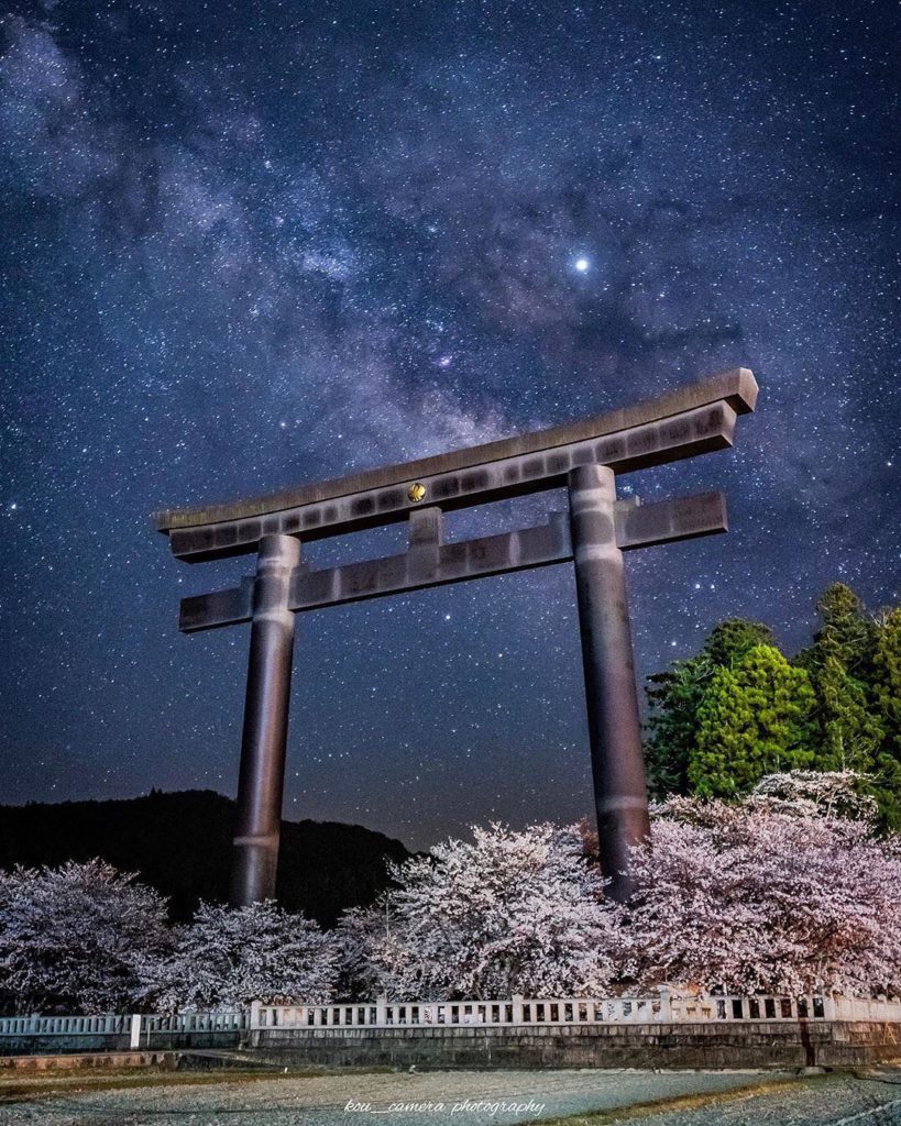 Explore Wakayama and find the biggest torii gate in Japan at Oyunohara! @kou_cam...
