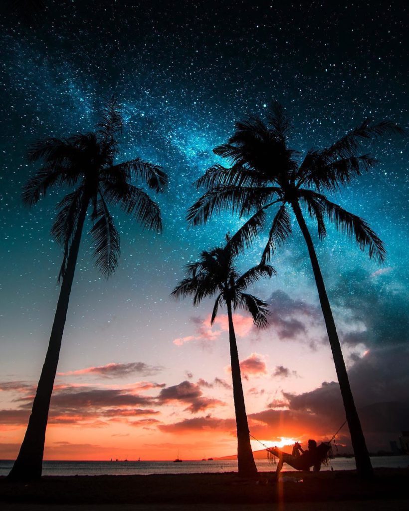 Japan Airline: ⠀
The sunset graciously shares the evening with a sky full of stars above Waikik… ⠀
The sunset graciously shares the evening with a sky full of stars above Waikik...