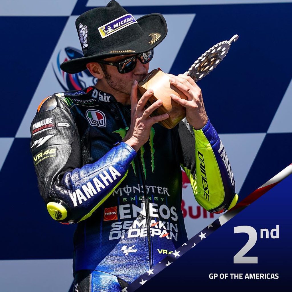 @valeyellow46 plants a kiss on the 2nd place trophy in Texas.
.
.
#MonsterYamaha...
