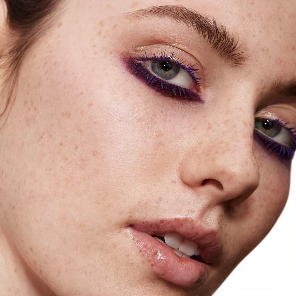SHISEIDO: Give lashes an instant lift with a strong-but-smudgy stroke of underliner. Apply… Give lashes an instant lift with a strong-but-smudgy stroke of underliner. Apply...