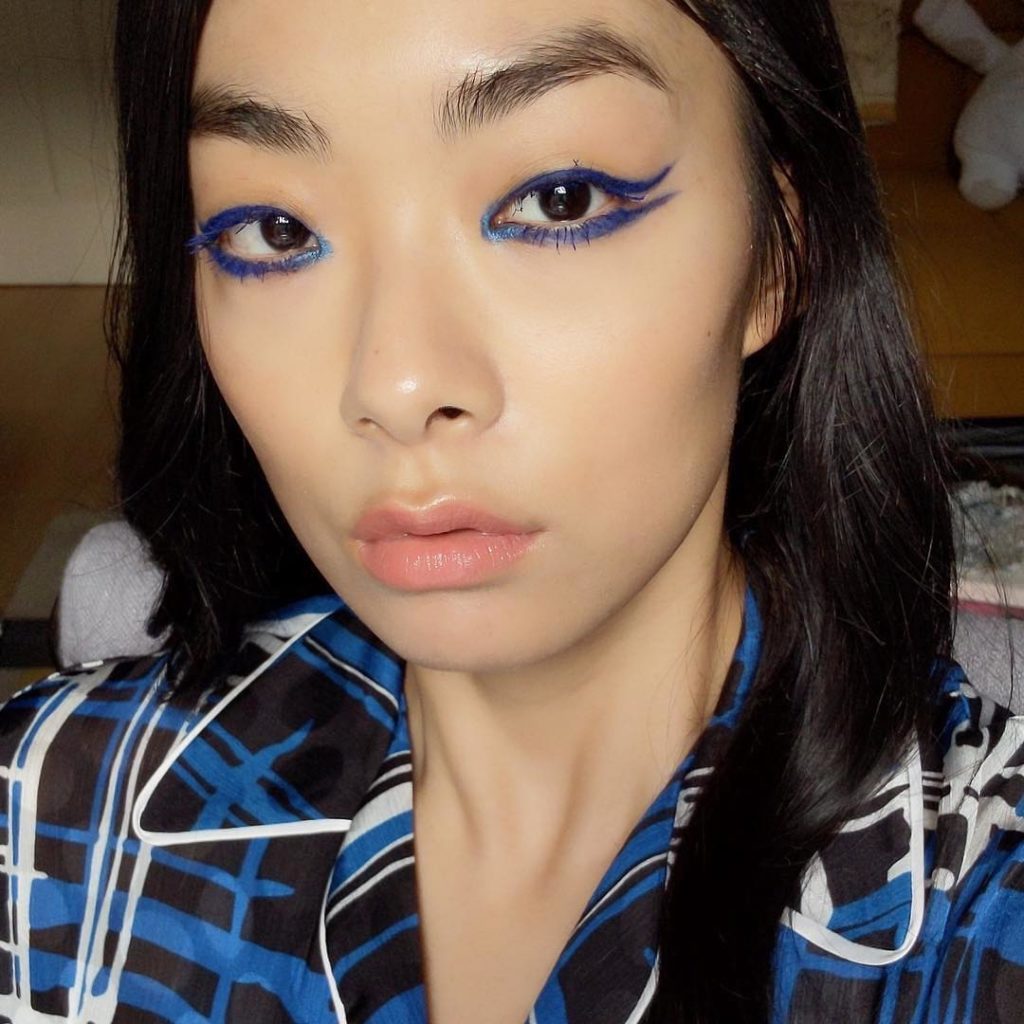 Recreate @rinasonline cobalt cat-eyes using Kajal InkArtist in Gunjo Blue for wa...
