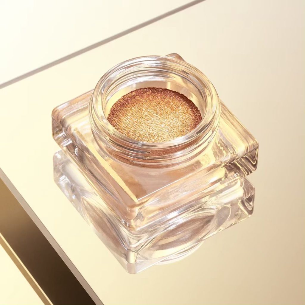 SHISEIDO: Aura Dew in Aurora is a bronze shade that never falls flat. Infused with multidi… Aura Dew in Aurora is a bronze shade that never falls flat. Infused with multidi...