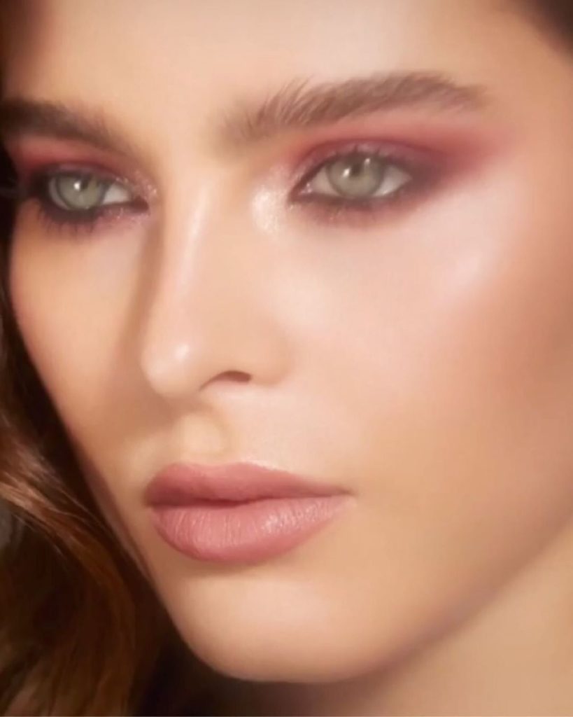 Shine some light on smoky eyes by adding a touch of Aura Dew to the inner corner...