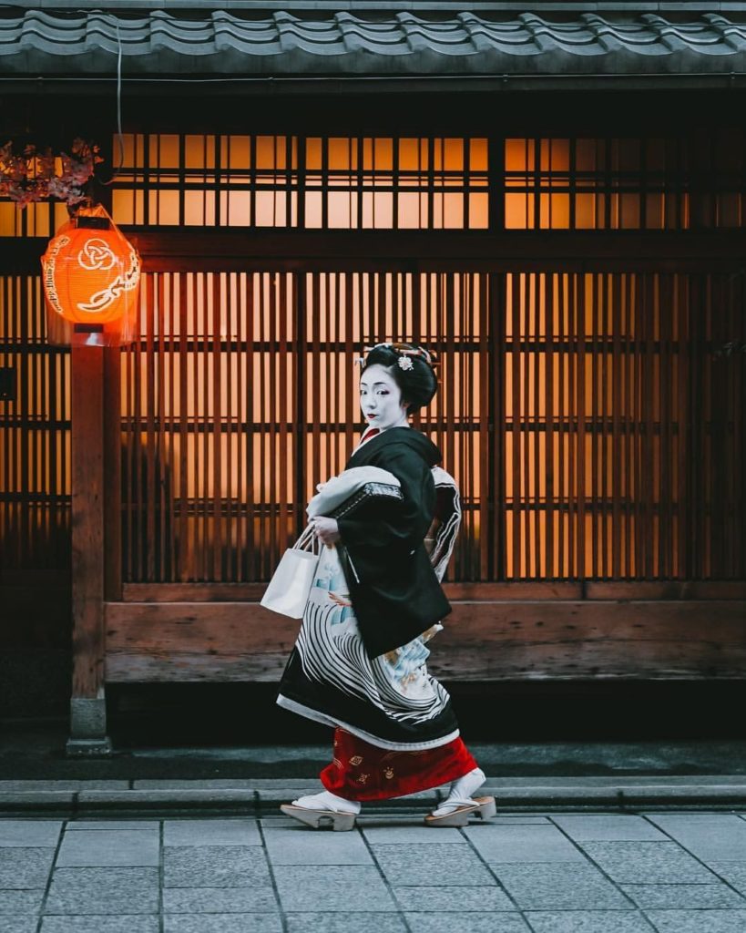 Spotted: a Geisha in Gion! @rye_whiskey managed to capture this gem, complete wi...