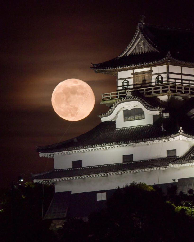 Visit Japan: Stunning shot of the full moon over Inuyama Castle in Aichi Prefecture.  Thanks … Stunning shot of the full moon over Inuyama Castle in Aichi Prefecture.  Thanks ...