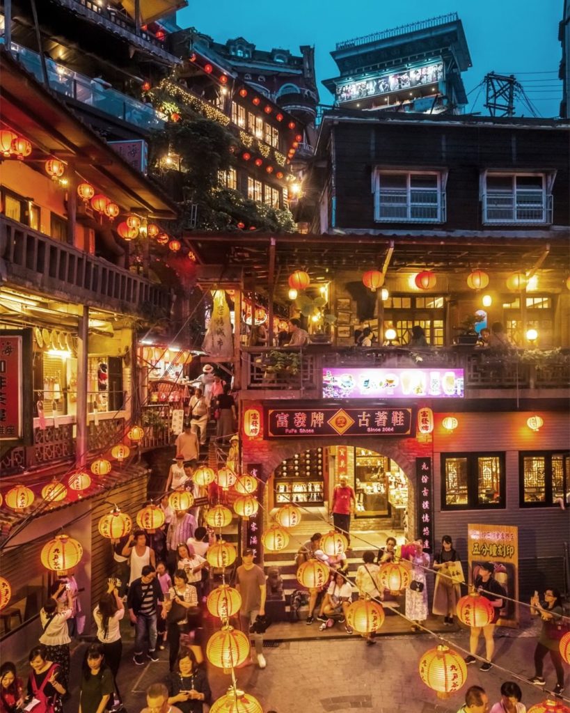 Japan Airline: Lamps light the magical night in the mountain village of Kau-hun in Taiwan, icon… Lamps light the magical night in the mountain village of Kau-hun in Taiwan, icon...