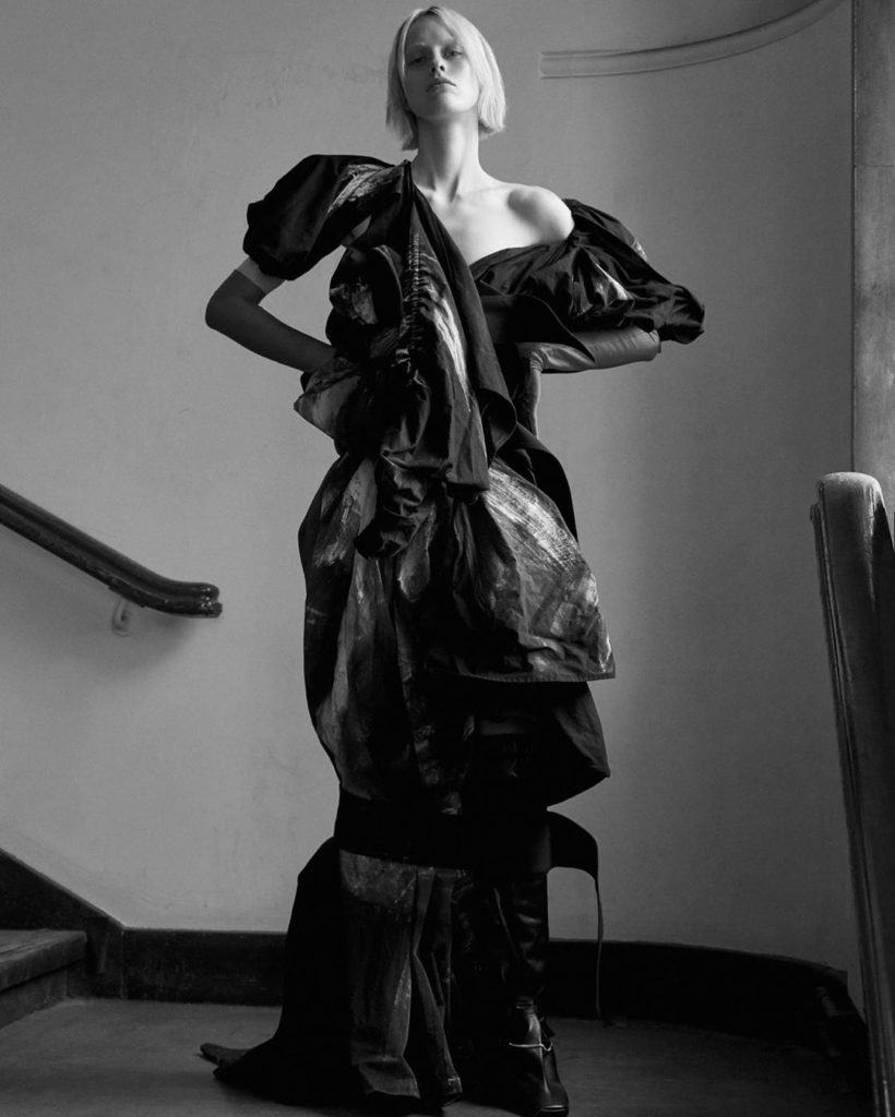 Yohji Yamamoto SS19 in @revue_magazine 
Photographer: Thomas Lohr @thomaslohrstu...