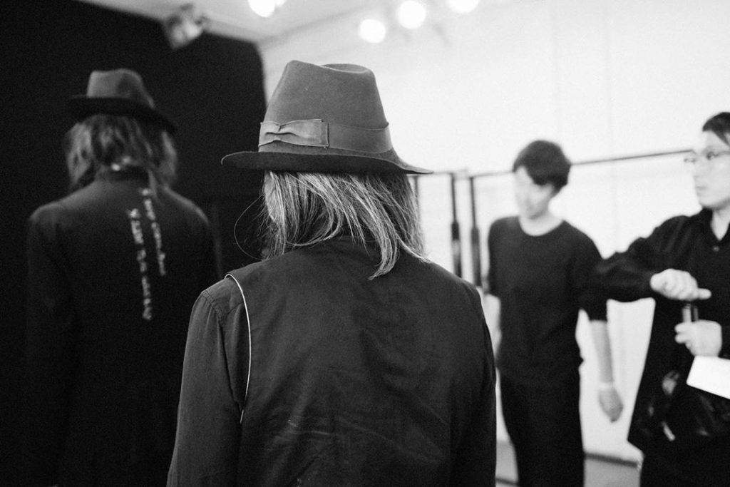Backstage - Yohji Yamamoto Homme SS20 
Photo by @elise_toide 
#YohjiYamamoto #SS...