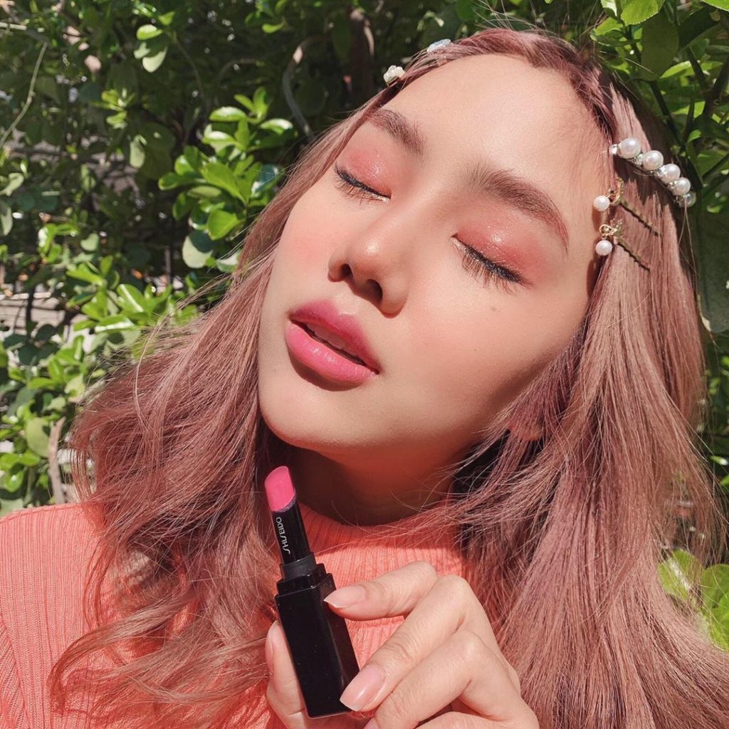 Get glowing like @architasiri with ColorGel LipBalm, a hydrating balm for summer...