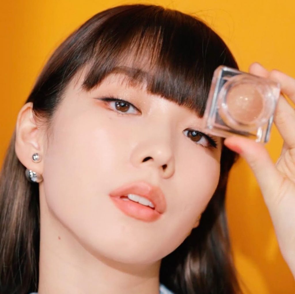 @kimdayeong_life radiates in Aurora, the new shade of Aura Dew that gives a bron...