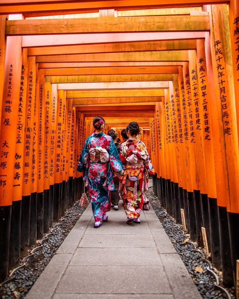 Japan Travel: Torii arches and traditional dress at Kyoto’s Fushimi Inari Shrine : @fabianvs
… Torii arches and traditional dress at Kyoto's Fushimi Inari Shrine : @fabianvs
...