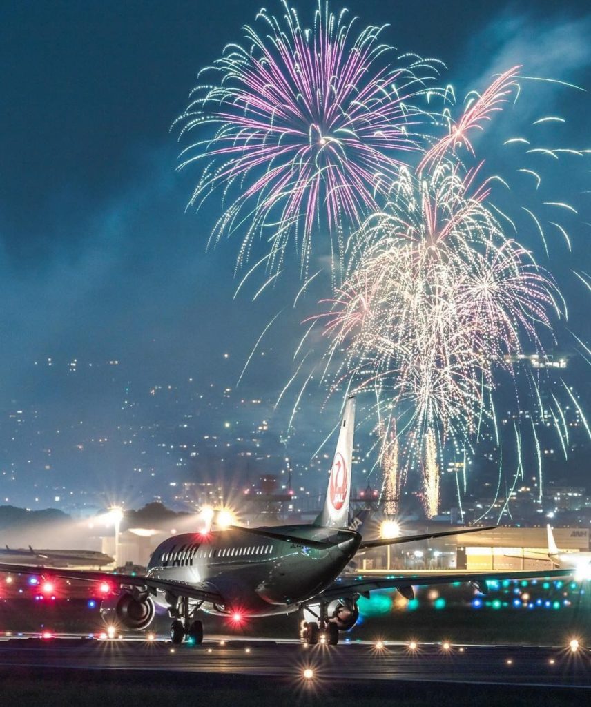 .
Front row seat for the show #FreshAirJuly  JAL機とのコラボ
千里川土手からの景色は圧巻です
.
.
photo...