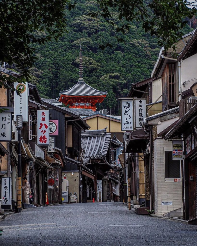 Streets of Kyoto 
: @tomokotoamu
-----⁣⠀
Matsubara-dori, #Kyoto
.⁣⠀
.⁣⠀
.⁣⠀
.⁣
#...