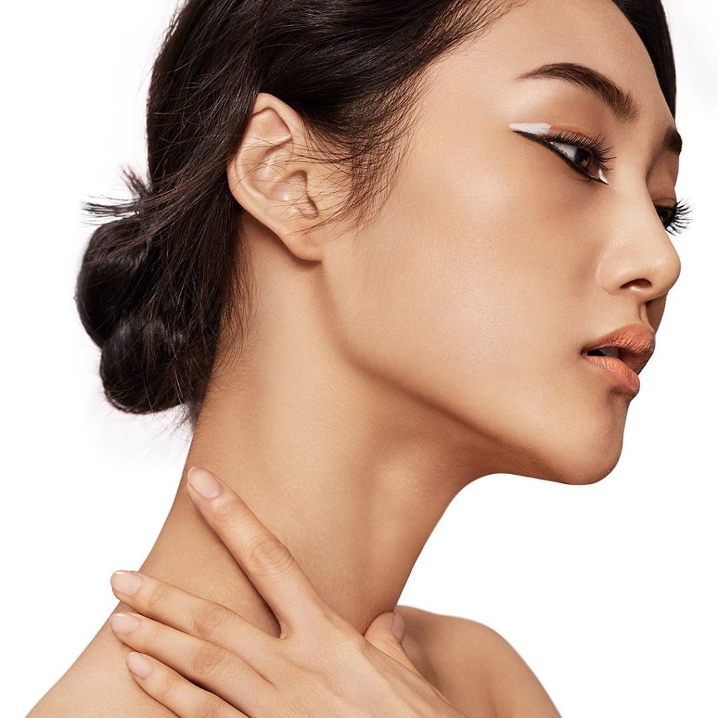 Black and white looks anything but basic when you accent ArchLiner Ink in Shibui...