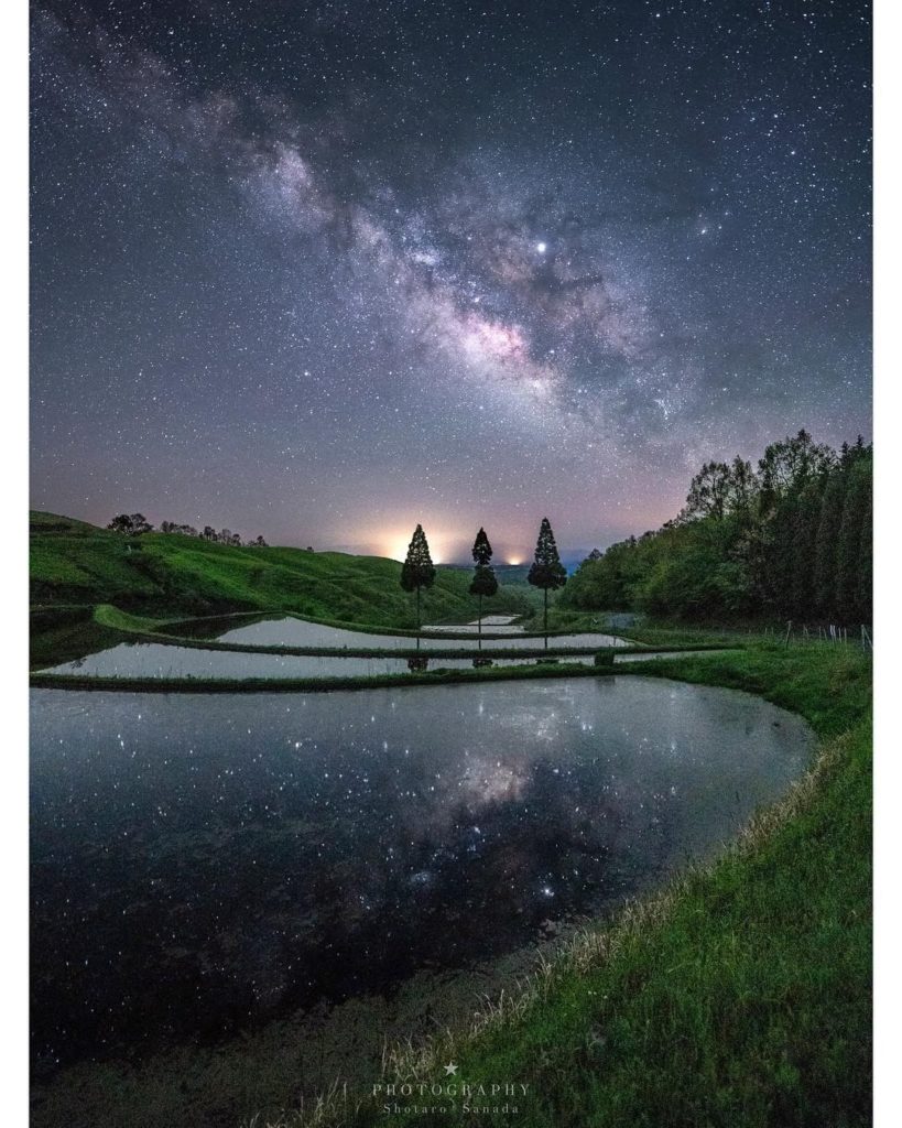 .
Mirror, mirror on the Earth...
#FreshAirJuly

扇棚田に映る満点の天の川
幻想的な空にうっとり
.
.
phot...
