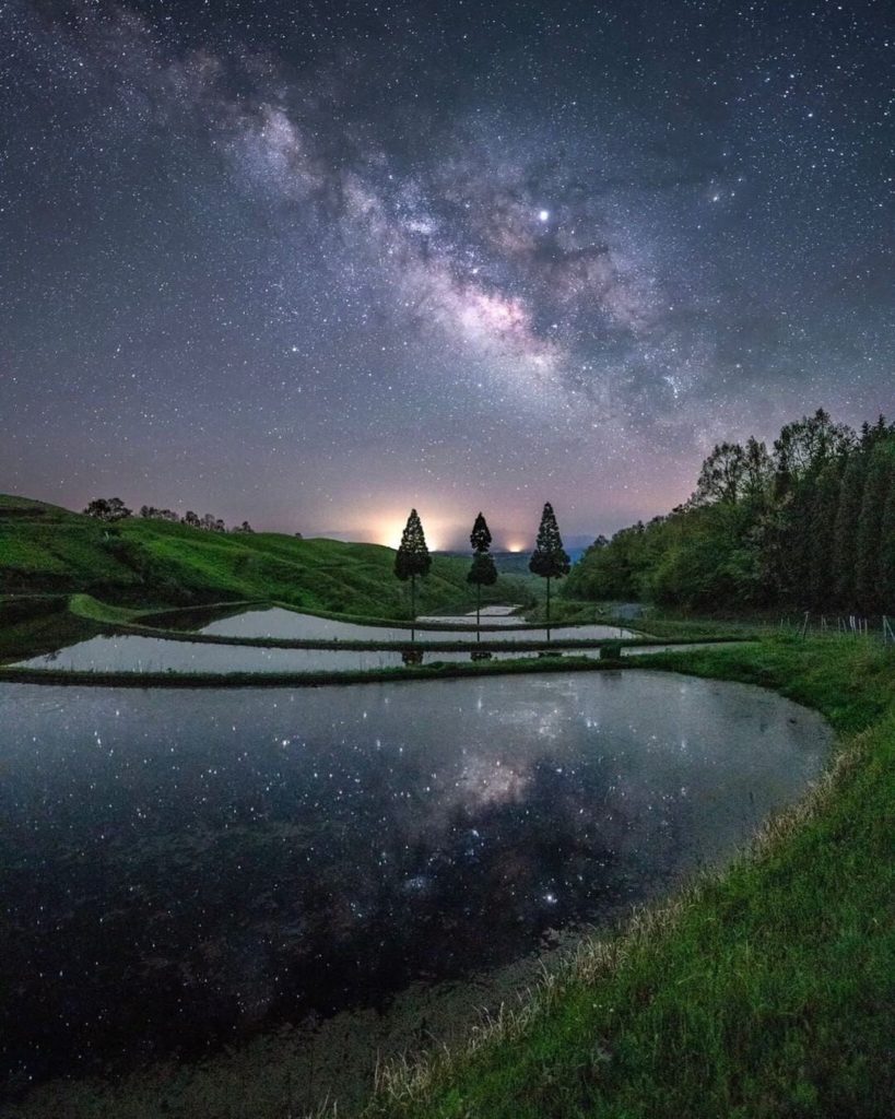.
Mirror, mirror on the Earth...
#FreshAirJuly

扇棚田に映る満点の天の川
幻想的な空にうっとり
.
.
phot...