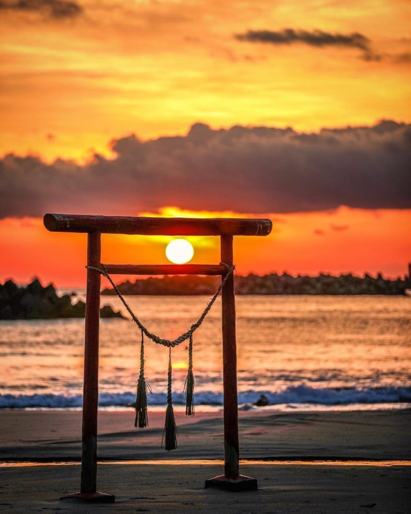 A perfect moment on Nakoso Beach, captured by @photo_booooy! What are your summe...