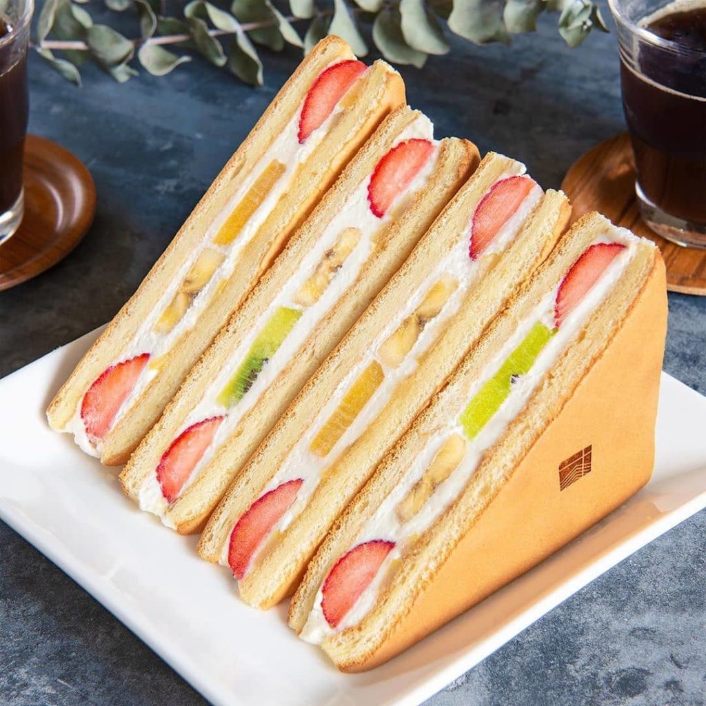 Visit Japan: Would you like to try one of these fruit sandwiches in Japan?! Fresh fruit + cr… Would you like to try one of these fruit sandwiches in Japan?! Fresh fruit + cr...
