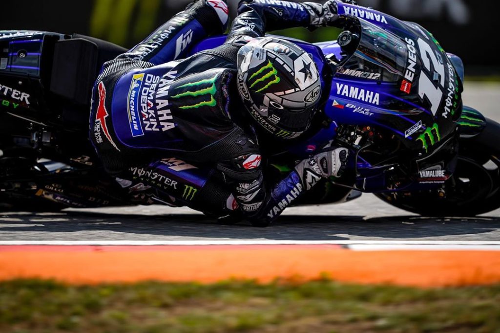 It’s elbow down right from the start of the Czech GP for @maverick12official.
.
...