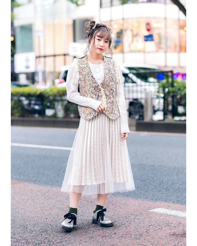 Tokyo Fashion: 20-year-old Japanese student Mami (@usagitabetai_) on the street in Harajuku wea… 20-year-old Japanese student Mami (@usagitabetai_) on the street in Harajuku wea...