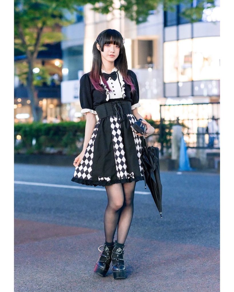 18-year-old Sio (@siomomi_kurage) on the street in Harajuku wearing a Sinz Tokyo...