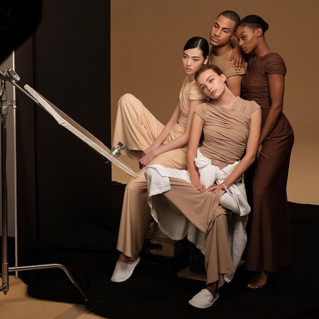Created with every complexion in mind, the Synchro Skin Self-Refreshing collecti...