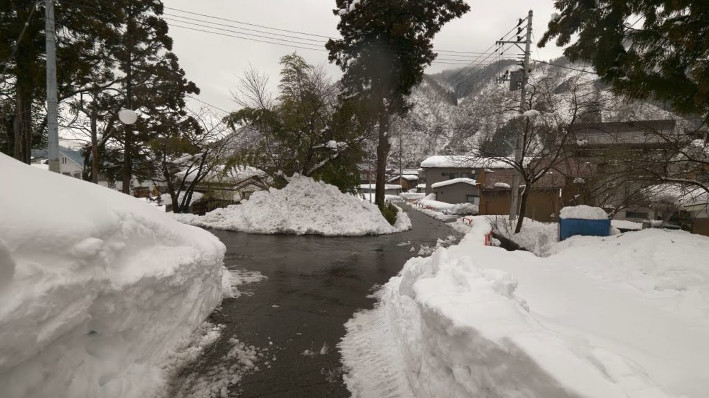 【4K】Walking in Yuzawa, Niigata. Snow, snow, more snow and water.