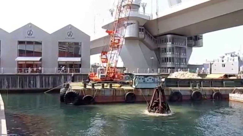 Doing some work on Aomori Harbor Doing some work on Aomori Harbor