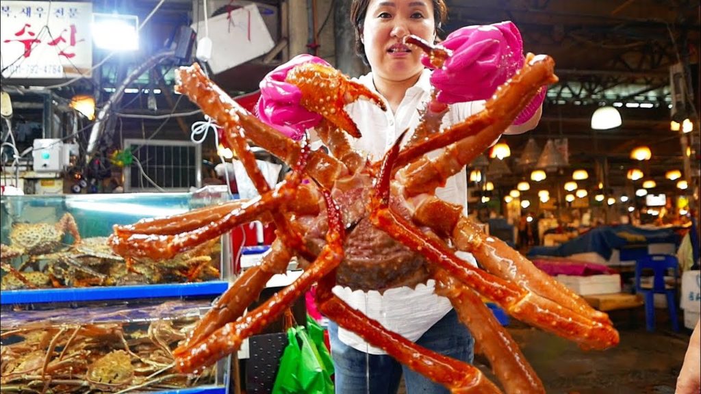 Korean Street Food - GIANT KING CRAB Egg Seafood Soup Korea