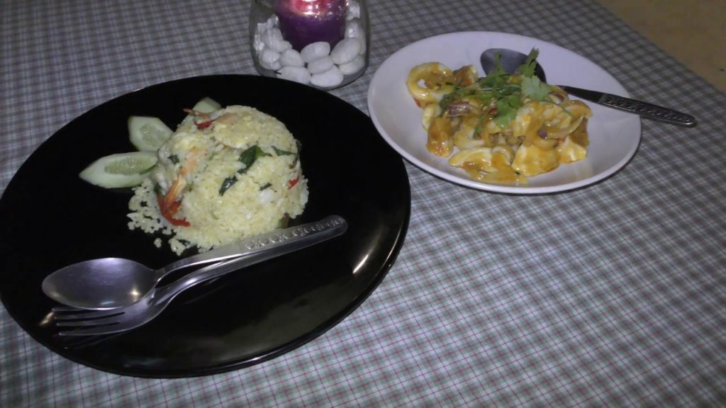 アキーラさん堪能①タイ・チャーン島・クロンプラオビーチのタイ料理屋！Thai-food restaurant,Klong Prao beach,Chang island,Thailand